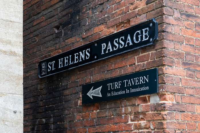 Oxford Pub History Tour: Medieval Taverns to Modern Brew Pubs