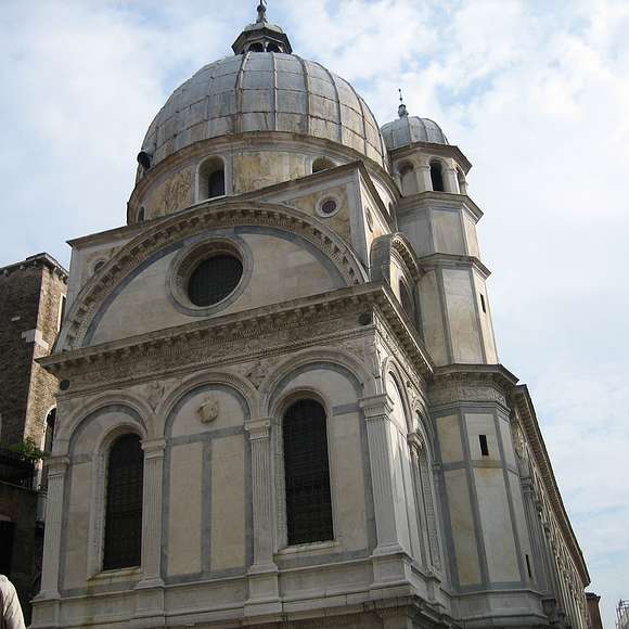 The domed Church of Madonna dell’Orto rises over Cannaregio’s narrow streets.