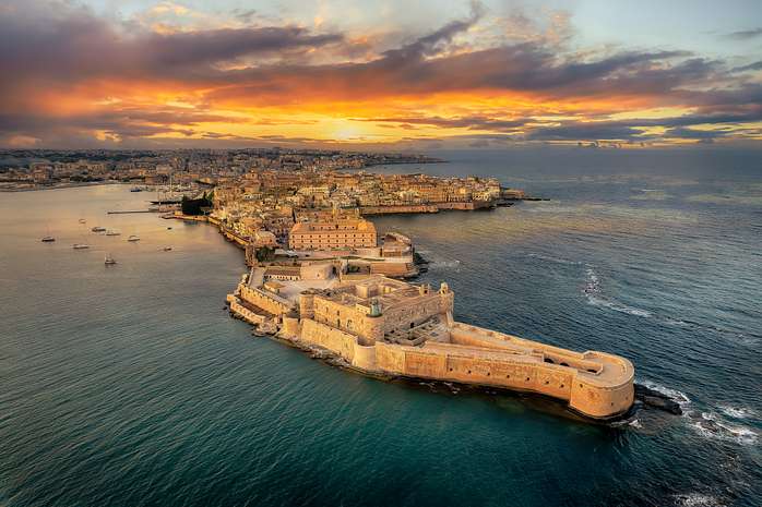 Sunset Walk in Ortigia with Wine-Tasting